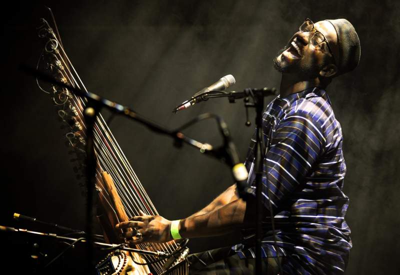 Seckou Keita playing kora